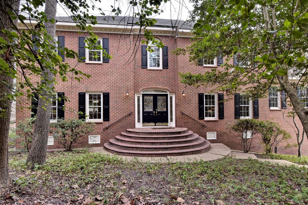 3 Newman Court dazzles with open floor plan, updates • Deelyn